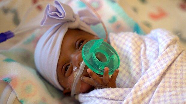 کوچکترین نوزاد دختر جهان به خانه رفت