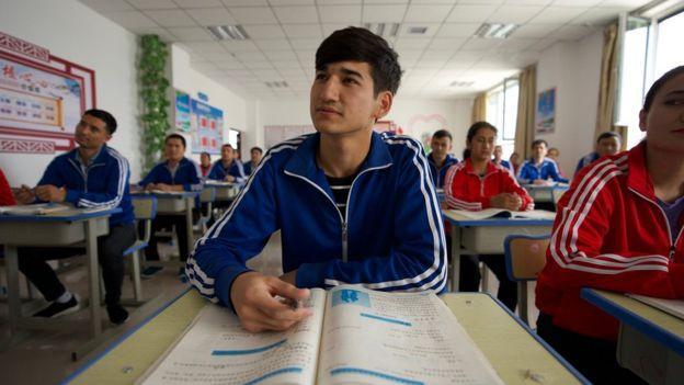 شست و شوی ذهنی اویغورها در چین، متحولان امتیاز می گیرند